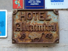 Hotel Altamira (Santillana del Mar) sign