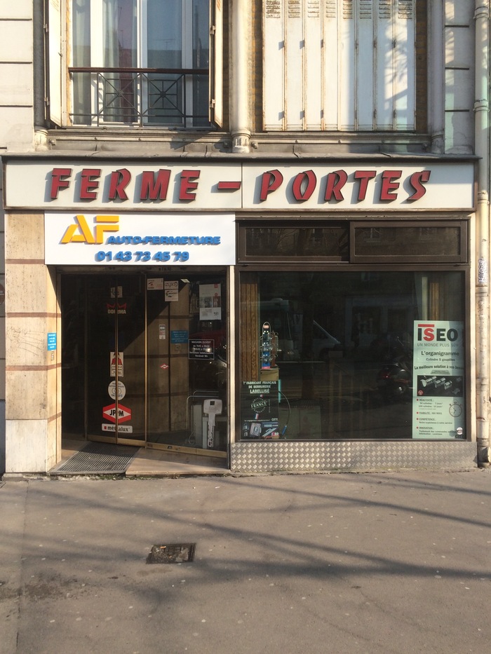 Ferme-portes, Paris