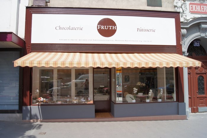 Shop front in Wiedner Hauptstr. 114, 1050 Wien (2011), with italics in mixed case. True to its Renaissance roots, Rialto doesn’t have italic caps.