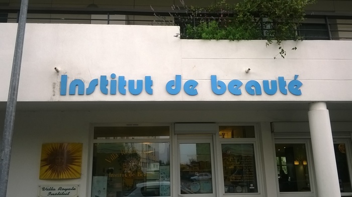 Institut de beauté, a beauty salon, in blue Pump Bold.