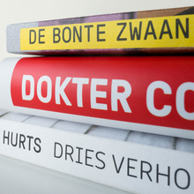 <cite>Scratching Where It Hurts /</cite> <cite>Dokter Corrie geeft antwoord</cite> / <cite>De Bonte Zwaan</cite>