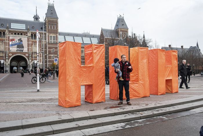 To soothen the shock for passers-by, artist Pauline Wiersma filled the empty space with a “Huh” lettering, the morning after.