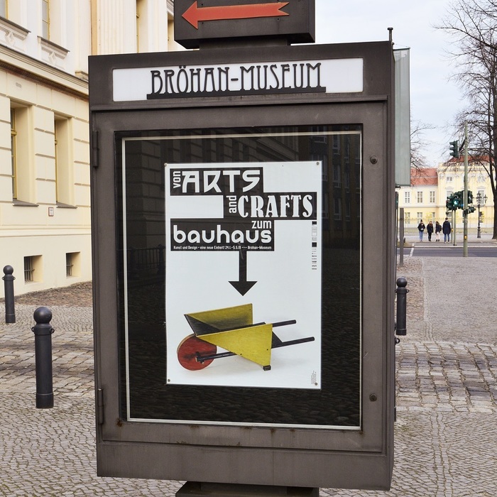 The third poster from the series, on display in front of the museum. It depicts Gerrit Thomas Rietveld’s toy barrow, c. 1920. Badisches Landesmuseum Karlsruhe, VG Bild-Kunst, Bonn 2019. Object photo: Thomas Goldschmidt.