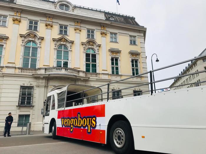 The Vengabus in front of the Chancellery. For this special occasion, the logo was placed against the Austrian flag.