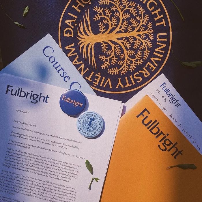 Stationery, buttons, and other items featuring the Fulbright logo and the university’s seal with .