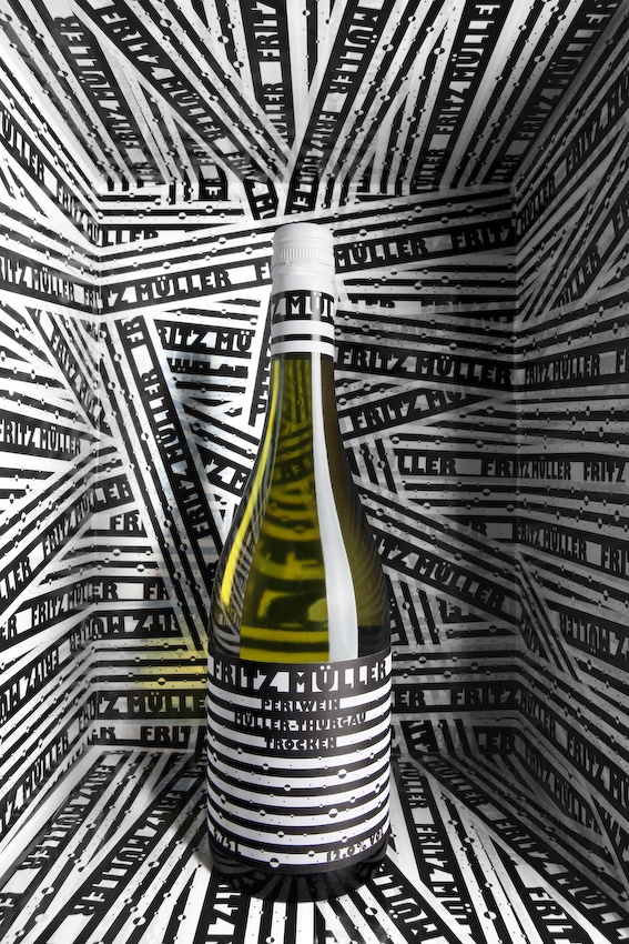 For the striped design for Fritz Müller Perlwein, Timo Thurner was awarded the AveryDennison special prize and a gold medal at the Pentawards 2010, as well as a Red Dot Award.
