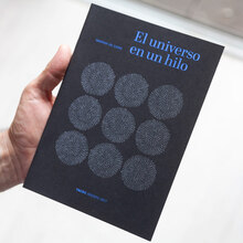 <cite>El universo en un hilo</cite>