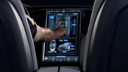 2013 Tesla Model S dashboard display