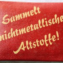 “Sammelt nichtmetallische Altstoffe!” pocket mirror