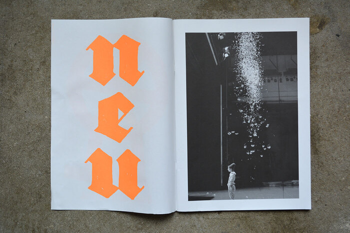 The cover and a few divider pages like this one are printed in orange. Only there, the letterforms are scribbled. The rest shows the glyphs as they are included in the fonts, be they razor-sharp or chubby. The stacked letters for neu (“new”) were handdrawn after the ultrablack Avebury, which was designed in 2005 by Jim Parkinson, “inspired by an early blackletter from the Caslon Foundry”.