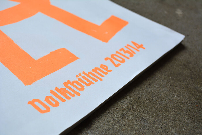 Volksbühne in Tannenberg – just like it was in 1936? Not really: it’s handdrawn, it’s in bright orange, and it doesn’t give a damn about the s-rules.