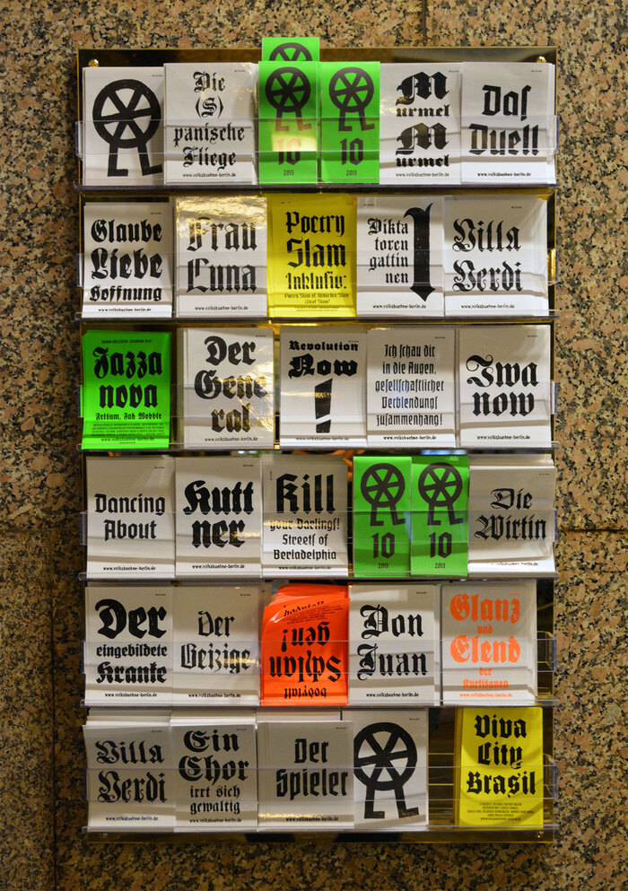 The assorted take-away flyers, as they are offered in the Volksbühne foyer.