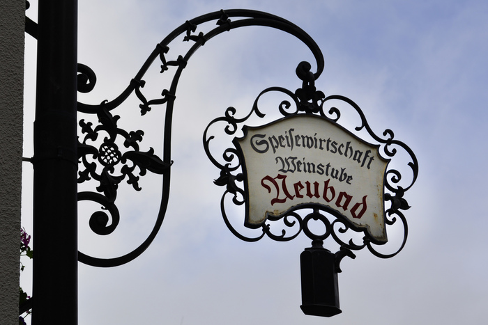 There is also an older sign, with a clumsy painted Fraktur. For some reason, there is only one ſ, although all three s’s should be long, according to traditional rules.