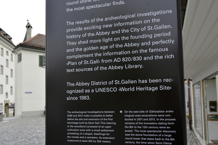 Swiss-style outward-pointing (single) guillemets are used even for the English text here.