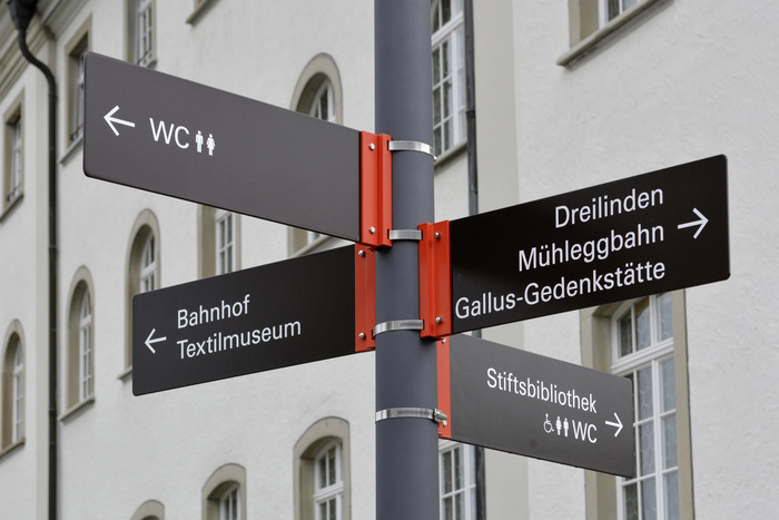 The lines are sometimes flush-left, sometimes flush-right – but always aligned to the outside. It may sound logical, but that’s first news to most German signmakers.