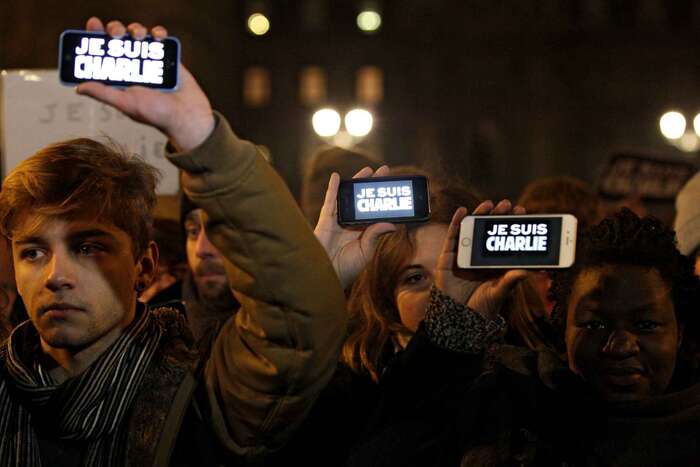 Des personnes affichaient de lumineux «Je suis Charlie» sur leur écran de portable.