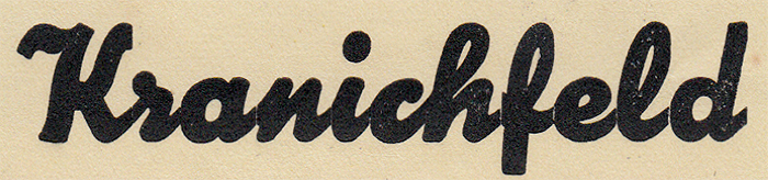 In contrast to older script typefaces with delicate connectors, Mammut is designed without any overhangs, i.e. all glyphs end at the border of the rectangle defined by the metal sort. Thanks to the ink spread in letterpress printing, the gaps get filled in more or less. This close-up reveals that they are still discernible, though. About the only connection that is really smooth is between ‘c’ and ‘h’ — because that pair is a ligature.