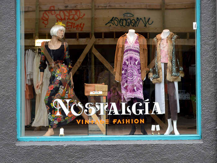 “Nostalgía Vintage Fashion” shop window