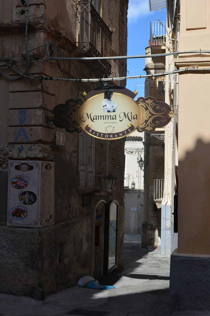 … here I go again. This sign is credited to Romano Arti Grafiche.