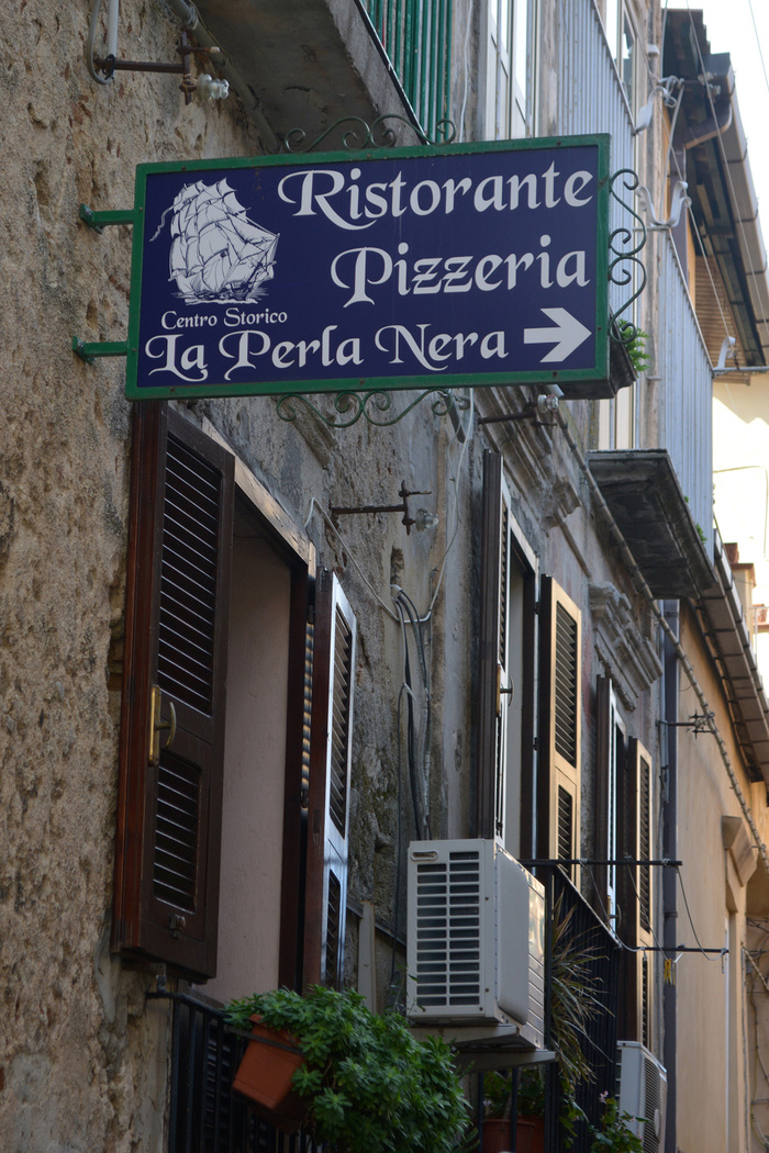 The descending ‘P’ has been clipped in “Pizzeria”. The last line appears to be stretched.