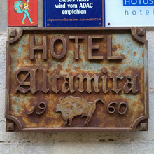 Hotel Altamira (Santillana del Mar) sign