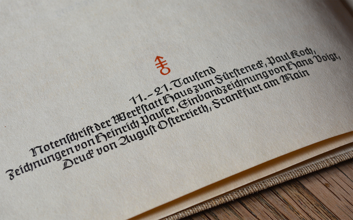 Illustrations are credited to Heinrich Pauser, who also designed typefaces. His debut, Semper-Antiqua, was released the same year. The pen script Petra followed in 1954. The booklet was printed by August Osterrieth.