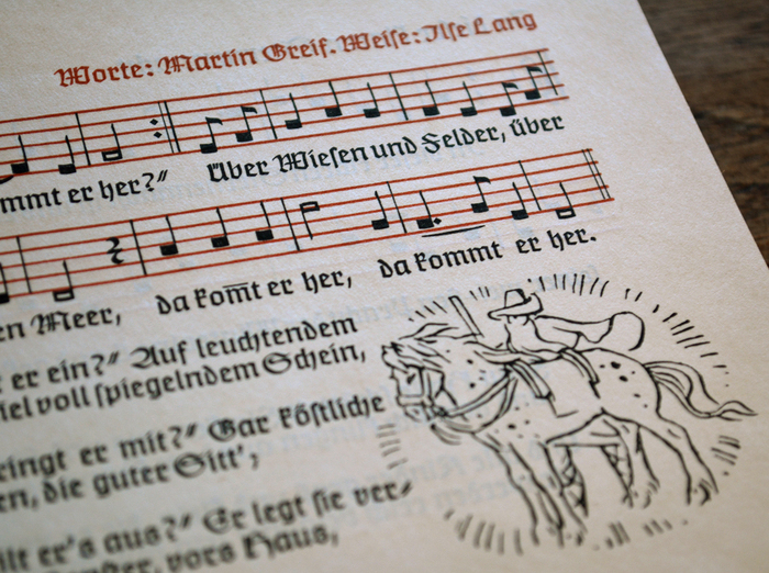 It used to be common to mark omitted double letters with an overbar, especially for &lsquo;mm&rsquo; and &lsquo;nn&rsquo;. These abbreviations come in handy when lyrics have to match the musical notes, see &ldquo;da kom[m]t er her&rdquo;.