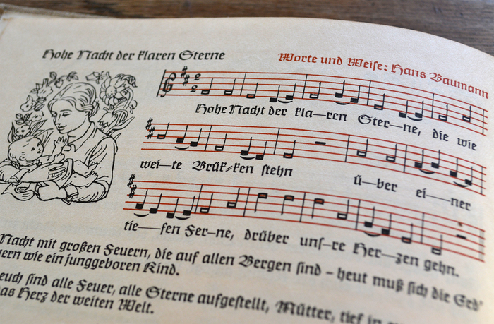 The second line features an oddity of German orthography as used until the reform of 1996. When words are hyphenated at the &lsquo;ck&rsquo; digraph, the spelling changes to &lsquo;k-k&rsquo; (Br&uuml;cken &rarr; Br&uuml;k-ken).