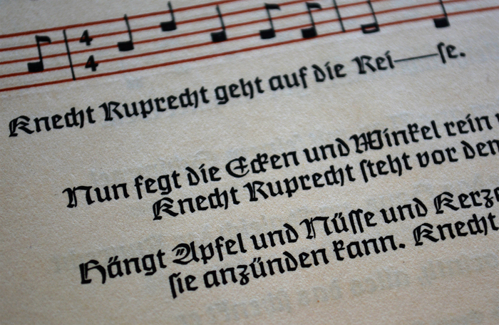 Like most metal typefaces, Claudius has compact umlauts with integrated dots (or strokes), see &ldquo;&Auml;pfel&rdquo;. It comes with a number of ligatures, some of which can be observed here (ch ck ſi ſſ ſt). See the full glyph set on Gerald Lange&rsquo;s Flickr page.