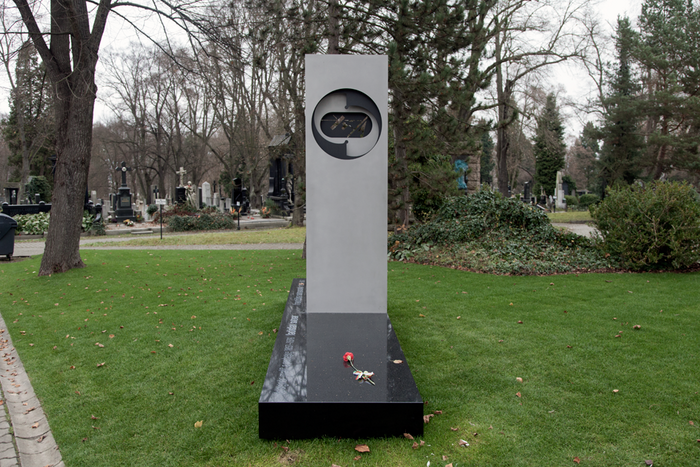 Ladislav Sutnar’s gravestone 1