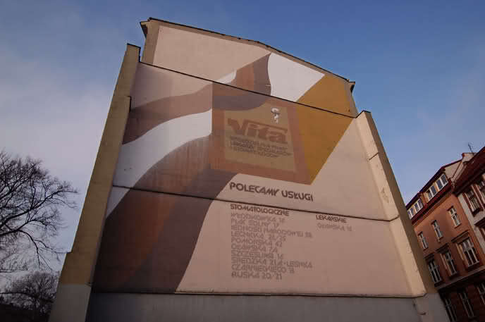 The website Brzydki Wrocław (“Stories and pictures of ugly Wrocław: decaying, destroyed or destined for destruction”) has a picture that shows the complete mural.