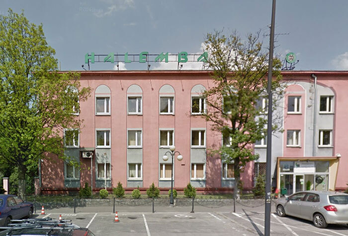 “[KWK] Halemba” — this sign on the roof of an adjacent building can still be seen on a Google snapshot from May 2013. Considering that New Zelek was specifically designed with a tight fit in mind, featuring diagonally sheared terminals for interlocking pairs, it is ironic that the letters have been tracked out so much here.
