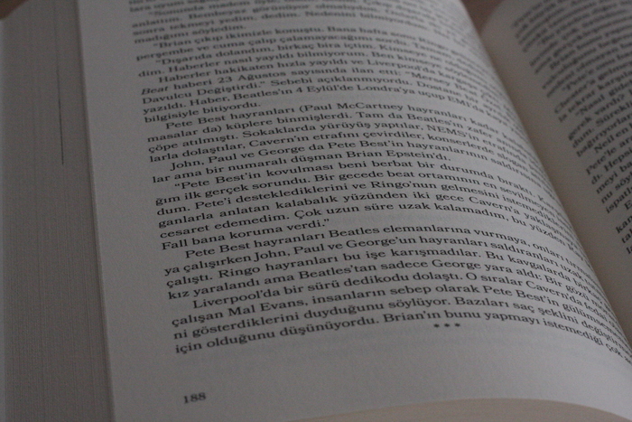 This is from the translation of Hunter Davies’ authorized biography of The Beatles. The body text is Bookmania Regular 10/13pt. 5.9×8.4″ paperback.