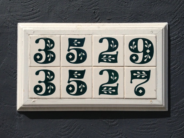 3527–3529 Scott St house numbers 1