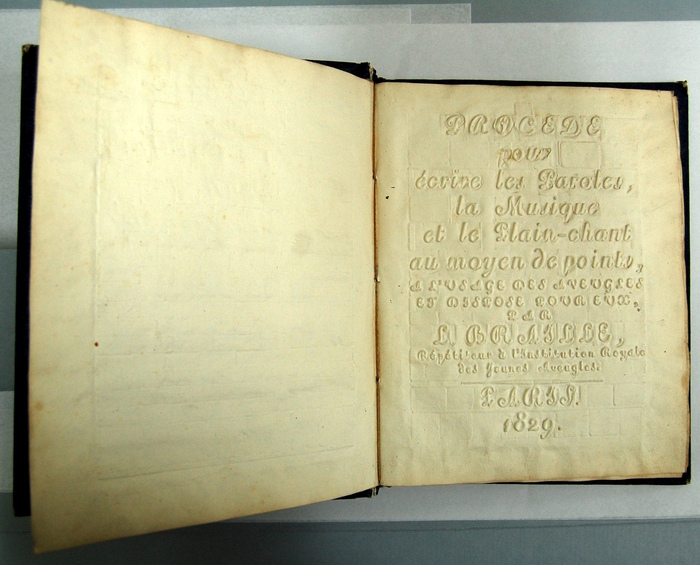 Title page of Braille&rsquo;s 1829 specimen, featuring letterforms similar to those by Ha&uuml;y.