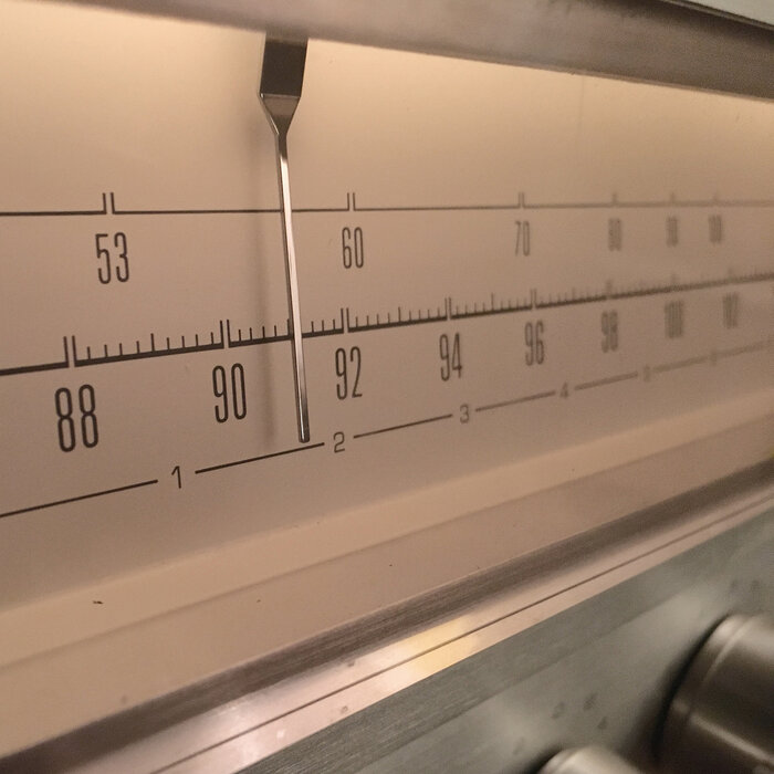 The numbers on the tuner panel are very similar to Univers Ultra Condensed Light, but the waist height is different on the ‘5, 6, 9’.