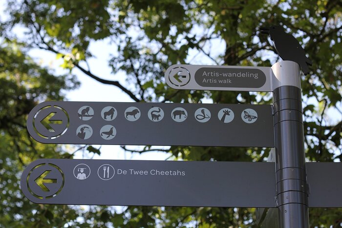 The information is arranged in three layers. The first one is for the Artis Walk, the recommended tour featuring the highlights. The second layer shows the way to the 15 most important animals of the zoo. Finally, the third layer holds information about facilities, like restaurants or toilets.