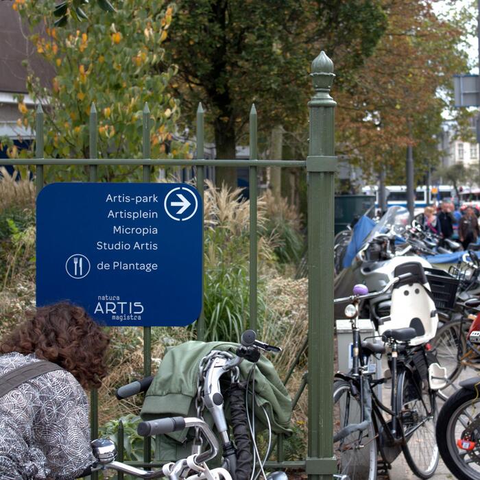 A special sign for Artis Square: “The colour blue (used for Dutch street signs) accentuates a look befitting a public town square.”