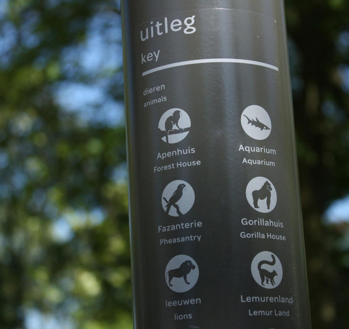 The legend is bilingual, with the English translations rendered in the same typeface style, just smaller.