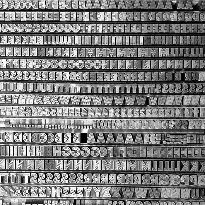 The real Helios can be found in the collection of the p98a letterpress workshop in Berlin. This snapshot of a case with metal sorts in two sizes reveals that the fonts have more to offer than only caps: there are numerals, punctuation marks, and even section signs (§).