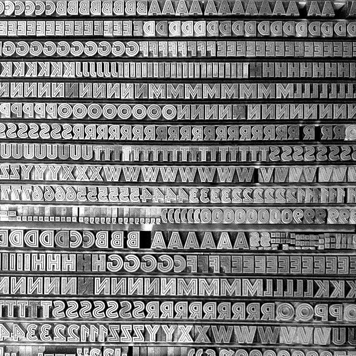 The real Helios can be found in the collection of the p98a letterpress workshop in Berlin. This snapshot of a case with metal sorts in two sizes reveals that the fonts have more to offer than only caps: there are numerals, punctuation marks, and even section signs (&sect;).