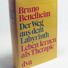 <cite>Der Weg aus dem Labyrinth. Leben lernen als Therapie</cite>, 1975 DVA edition