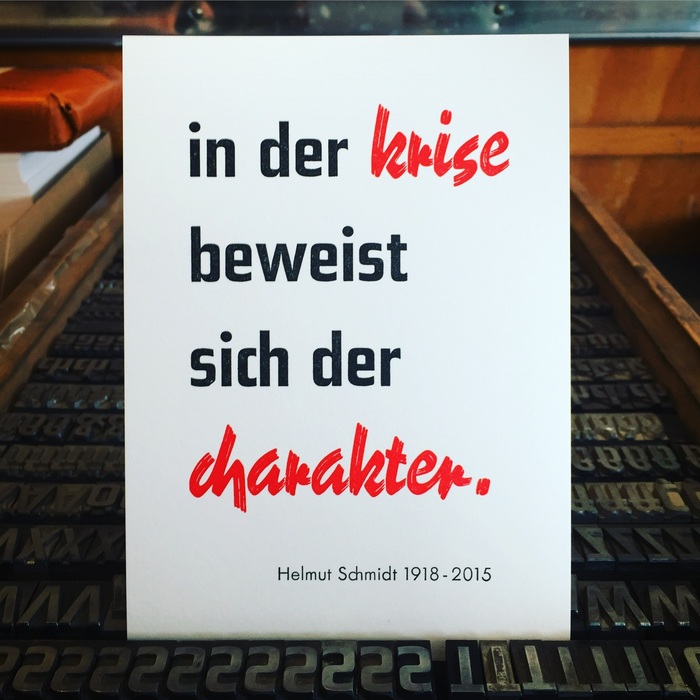 “in der krise beweist sich der charakter” postcard