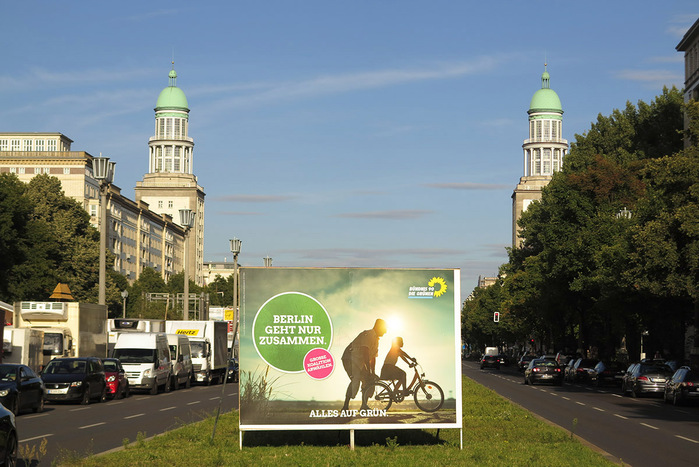 Campaign poster for the 2016 Berlin state election on Karl-Marx-Allee