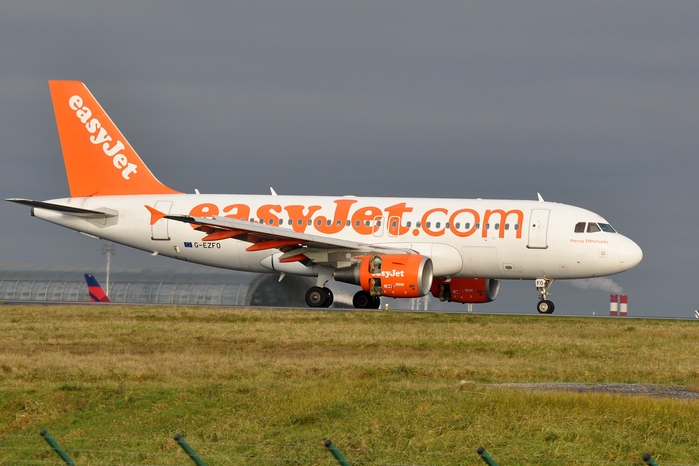 The iconic livery with the easyJet.com web address (A319-111 at CDG)