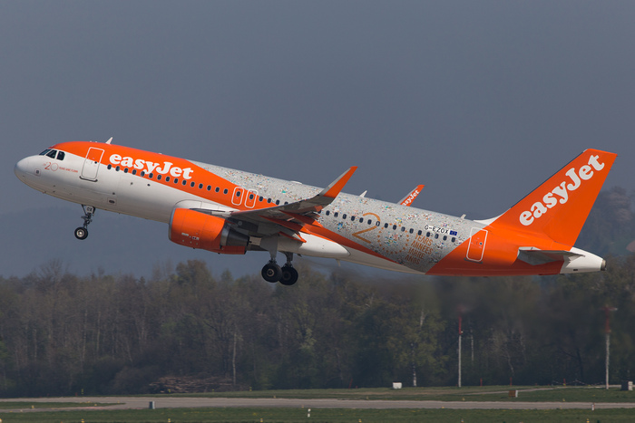 In 2015, on the occasion of the 20th anniversary, easyJet announced a refreshed livery. This image shows the special “20 years” jubilee edition, a variation of the new look, taking off from ZRH in April 2017.
