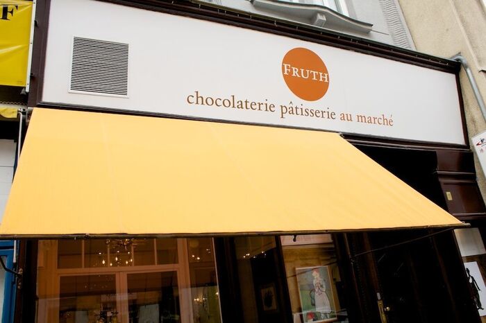 Shop front in Kettenbrückengasse 20, 1040 Wien. Rialto here appears in roman lowercase.