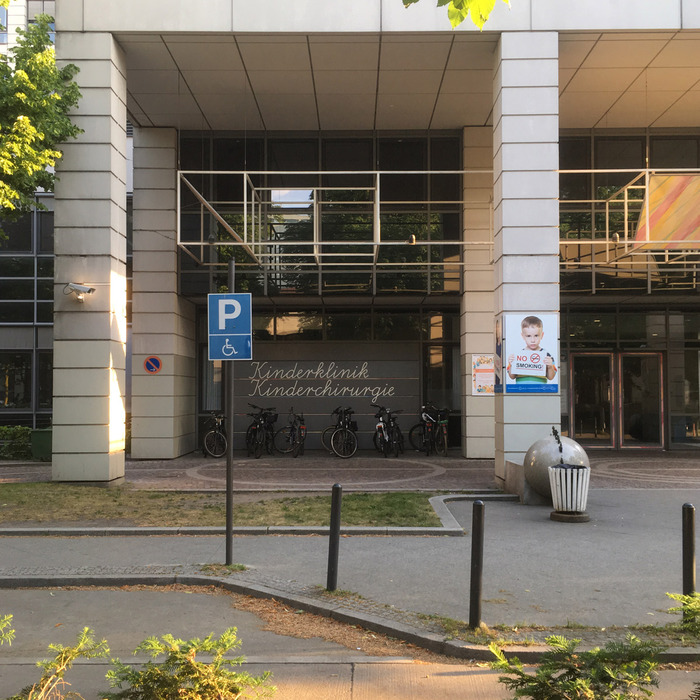 Signage for the Childrens’ Clinic/Childrens’ Surgical Ward evoking a classroom blackboard. The font is FF Schulschrift B, Just van Rossum’s digital rendering of Lateinische Ausgangsschrift.