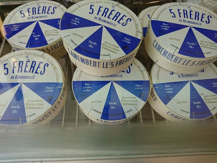 Le 5 Frères boxes displayed in a refrigerated stall. Le 5 Frères is mainly sold at local markets, cheese shops and delicatessen, and is also on the menu of several restaurants across Normandy.