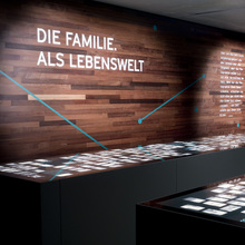 <cite>Die Familie. Ein Archiv</cite>